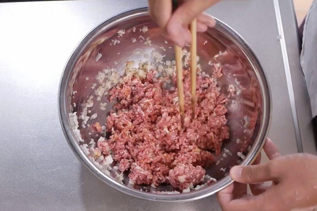 箸でハンバーグのタネを混ぜる