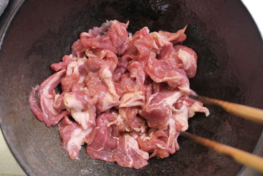豚こま肉へポン酢を和える