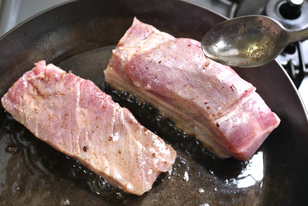 豚バラかたまり肉を焼く