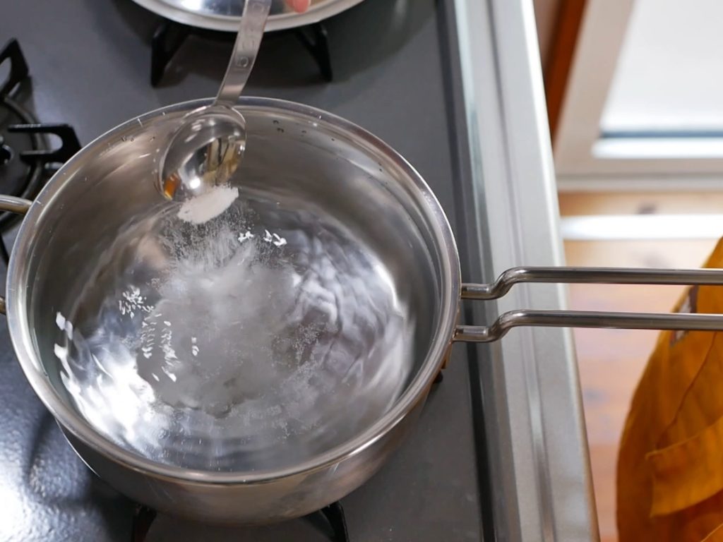 塩味濃いめのお湯を沸かす