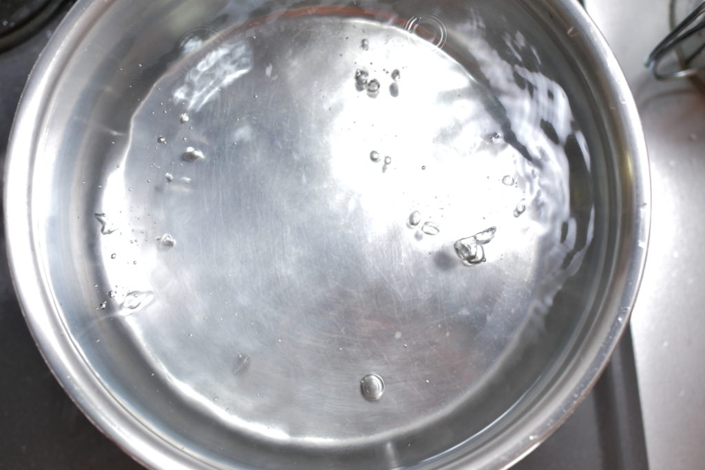 パスタを茹でる用のお湯を沸かす