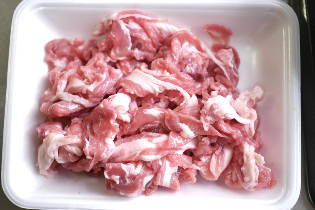 豚こま肉へ水と塩で保水する