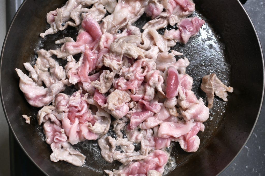 豚こま肉を炒める