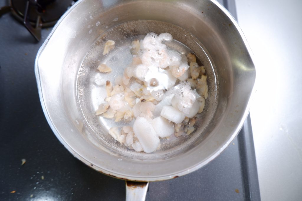 塩お湯でシーフードミックスを解凍する