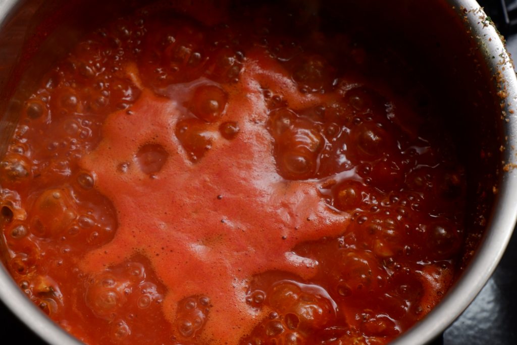 トマトソースを煮詰める