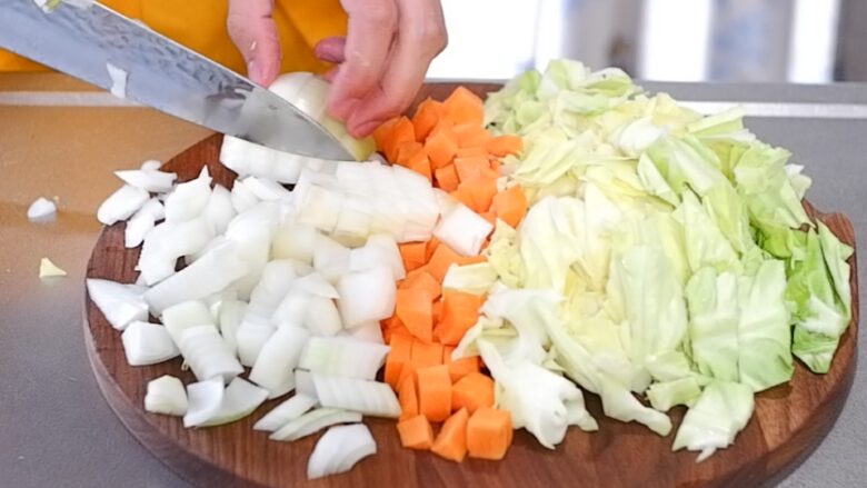 野菜を切る