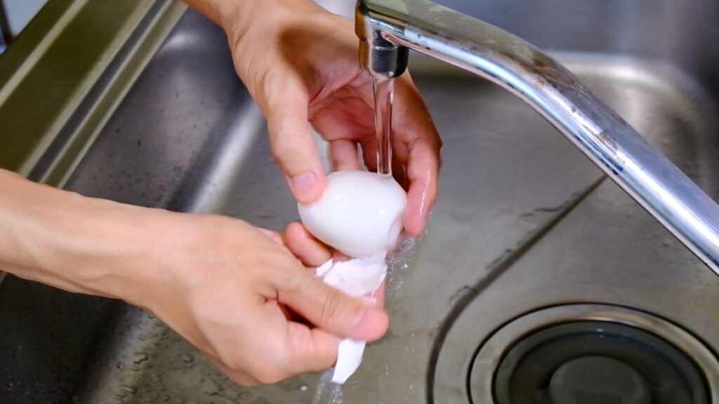 ゆで卵の水を当てながら殻を剥く