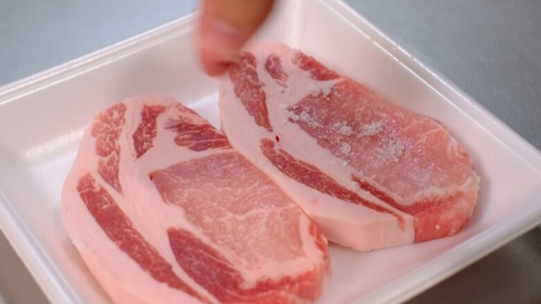 豚ロース肉へ下味をつける