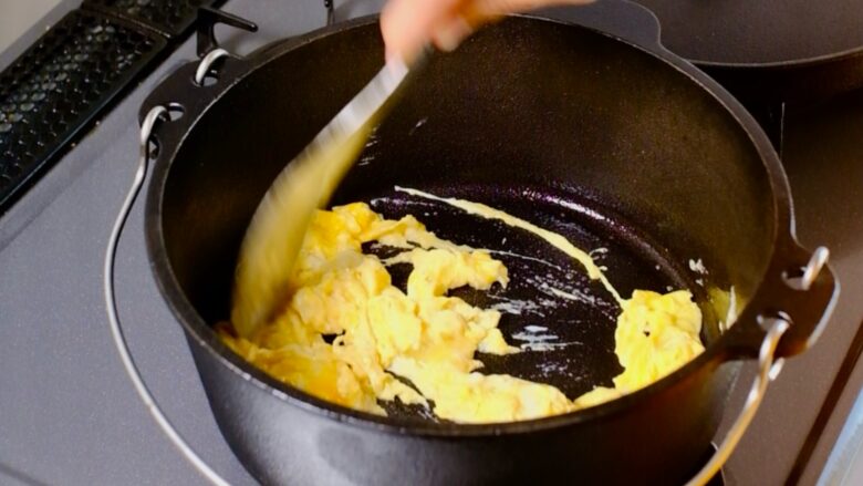 チャーハンの卵を炒める